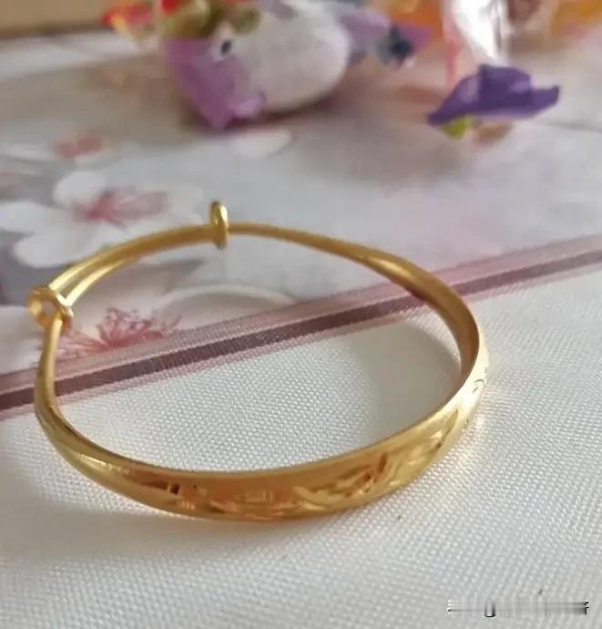 给大家汇报一下今天的金价。
今天我到我们这儿的百货大楼走访了一圈。
今天金子打完