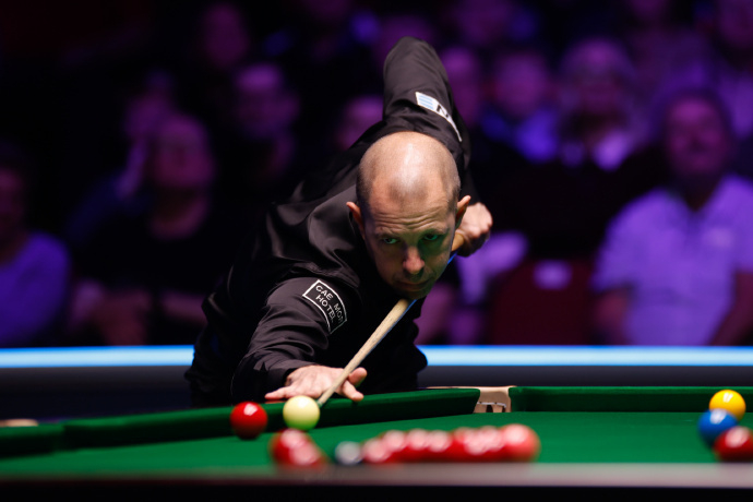 霍金斯一阶段5比3塔猜亚 2026斯诺克巡回锦标赛12进8轮次，巴里·霍金斯与塔