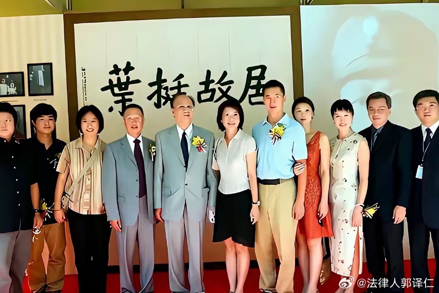 2006年，叶挺后代聚会，站在故居内，留下这一张全家福，难得一见… ​​​