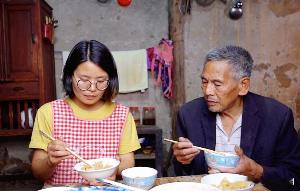 这些年，儿媳对我们二老一直算不上孝顺。平日里对我们总是爱搭不理，家里的家务从不帮