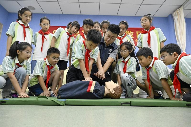 我知道不少紧急救援知识呢。比如遇到火灾，若火势较小，可用灭火器灭火，灭火器要对准