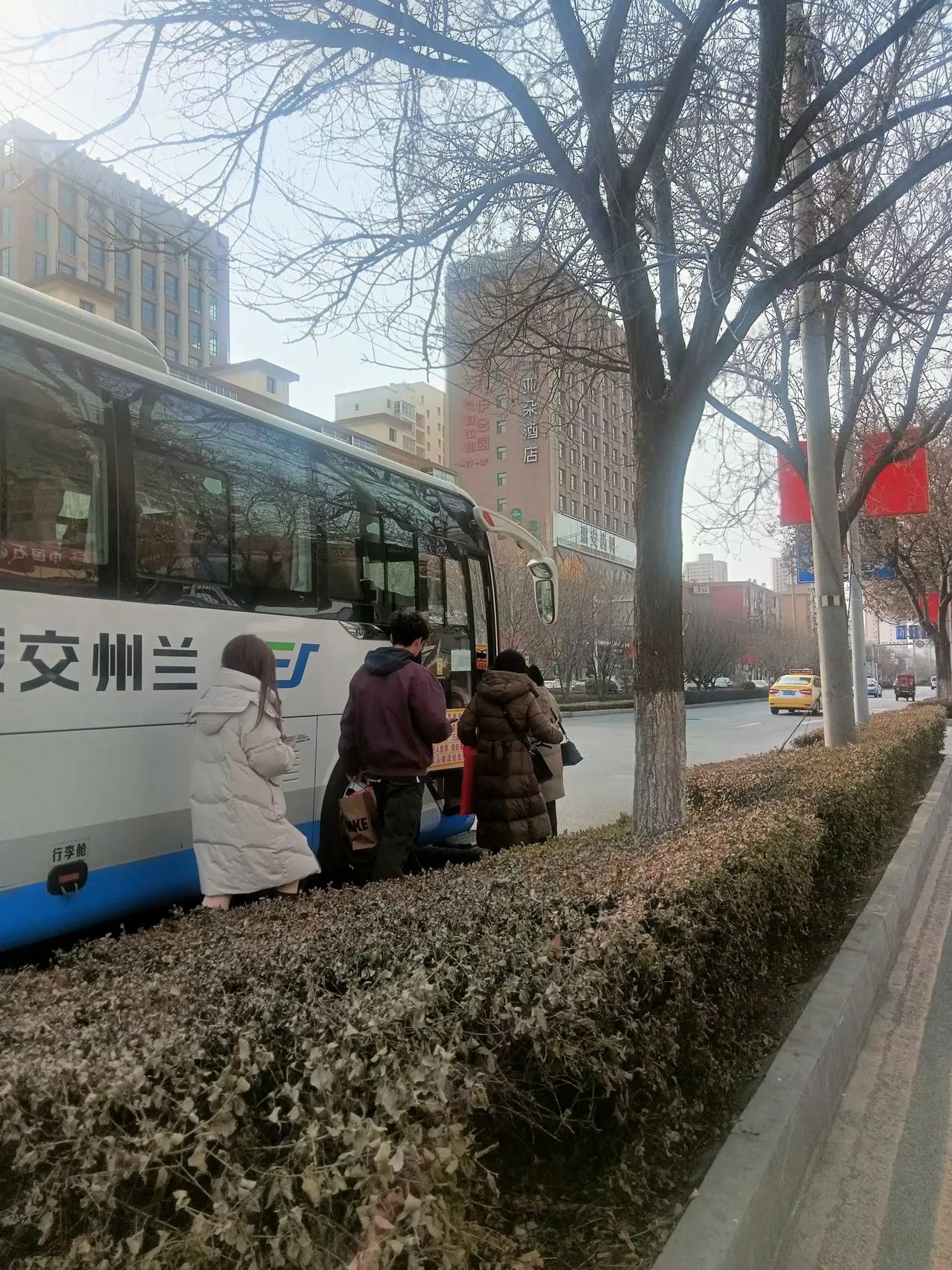 昨晚梦见白兔子生了几只崽崽，仓鼠也生了好多小小的生物，乱七八糟梦了一堆，一会又梦