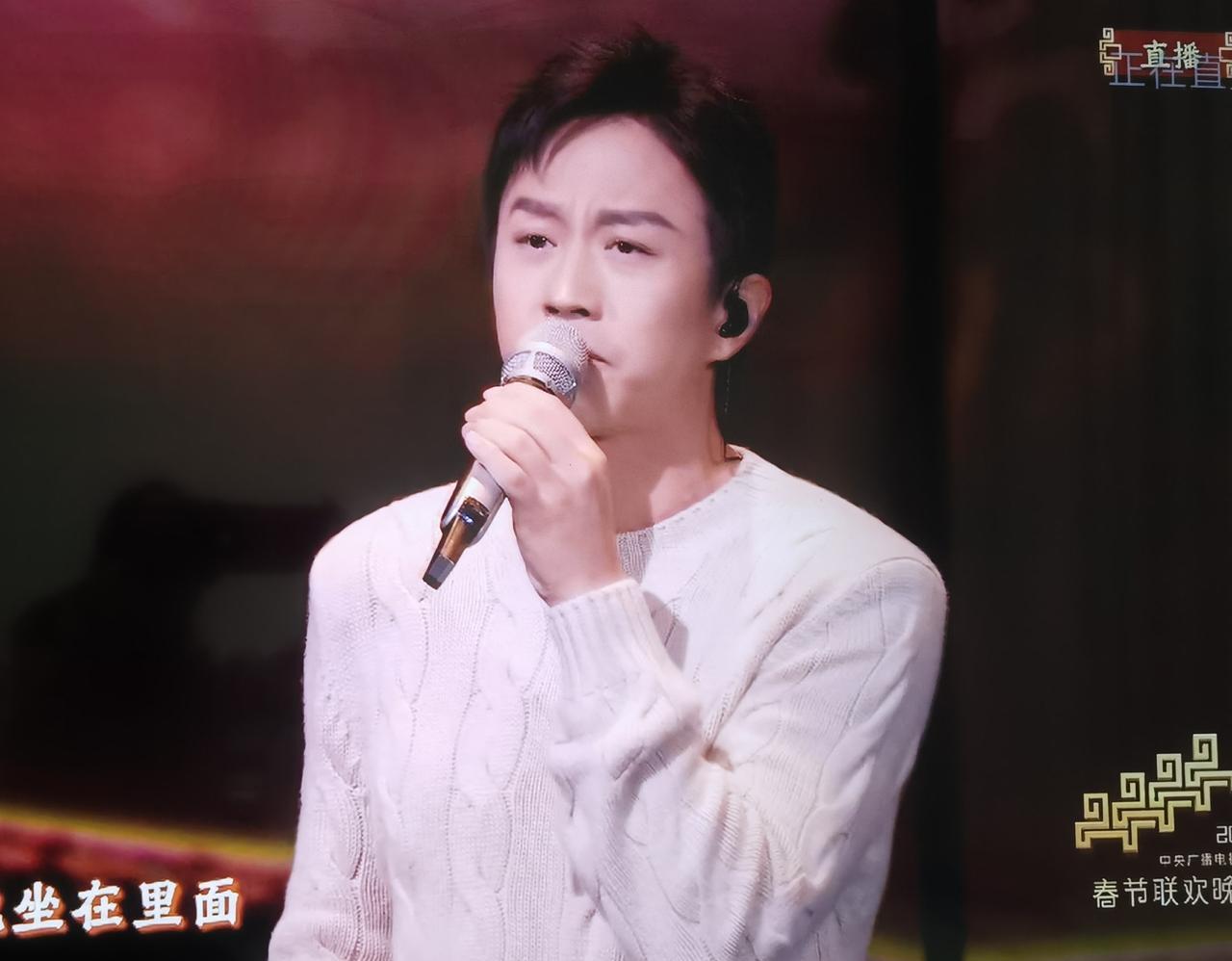 人一旦上了‘大场面’，连面相都会变。
春晚上的邓超，不闹了，不跳了。
安静唱歌时