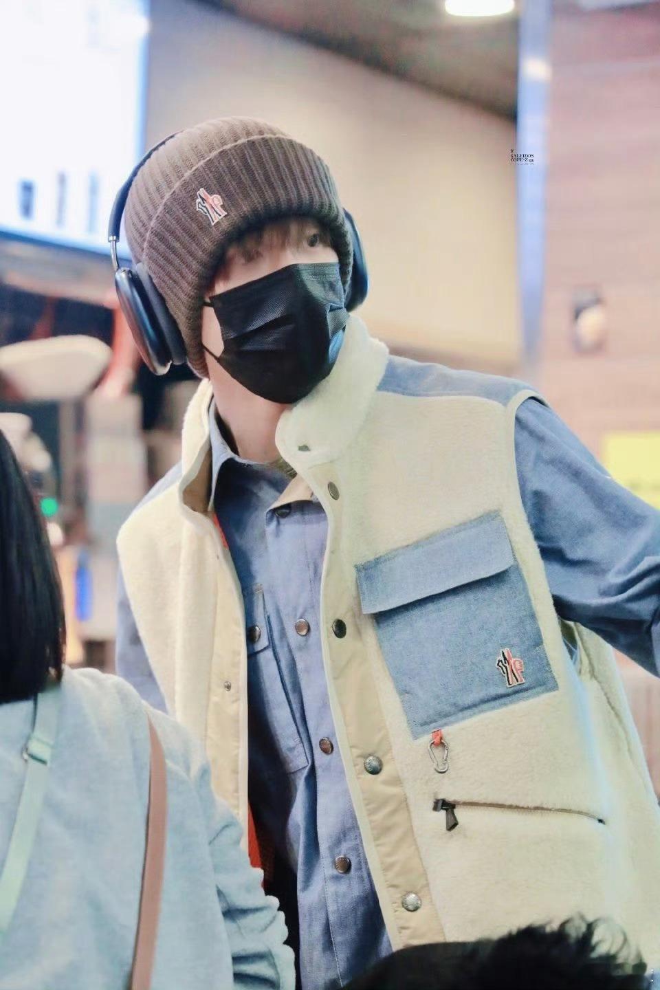 张康乐可baby可daddy 清爽浅蓝解锁少年模样，机场造型尽显青春活力，时尚大