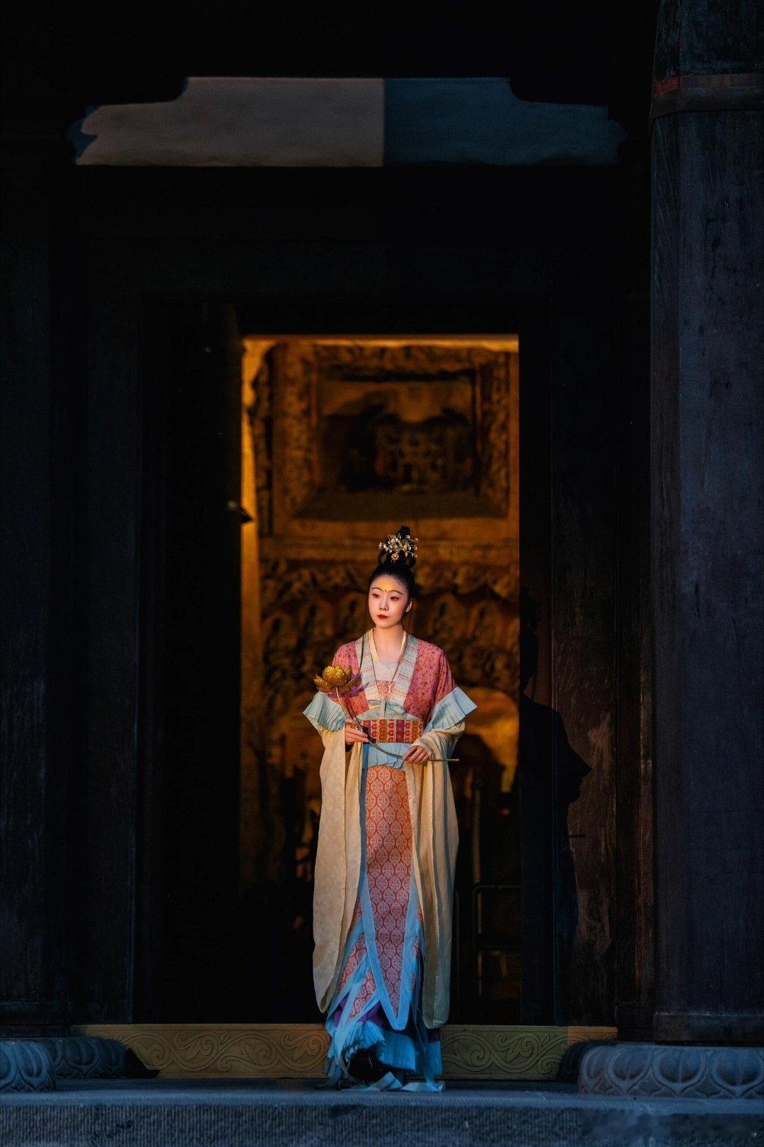 北魏的汉化服装造型，挺美的 