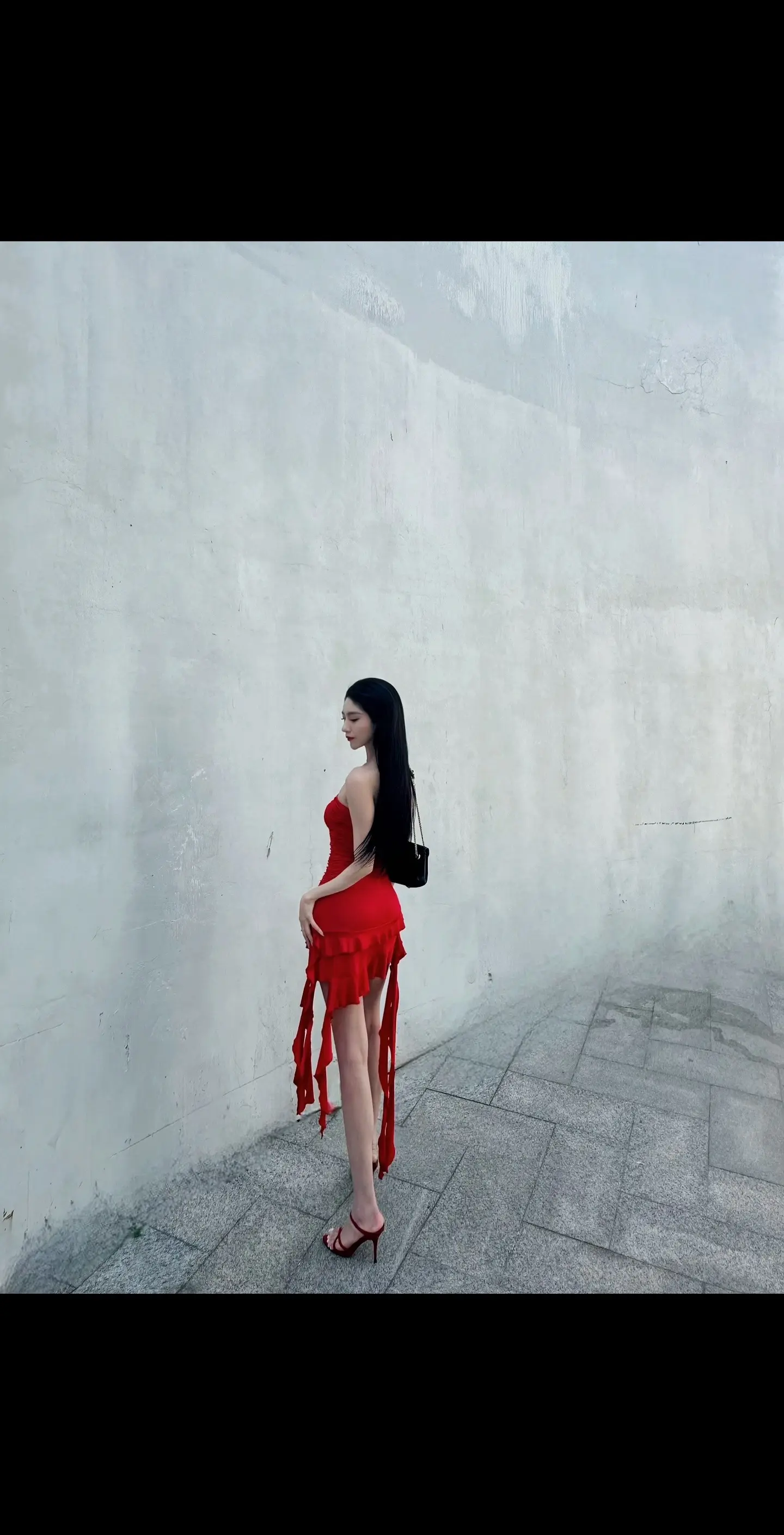 “我的眼泪让海水上涨，小艇会把我带进你的梦乡。我将永远留在你的梦中，直到死神降临。”