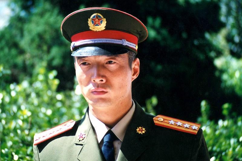 《士兵突击》播出快20年，官兵还爱看，原因就俩字：“兵味”。它拒绝悬浮，把真实军