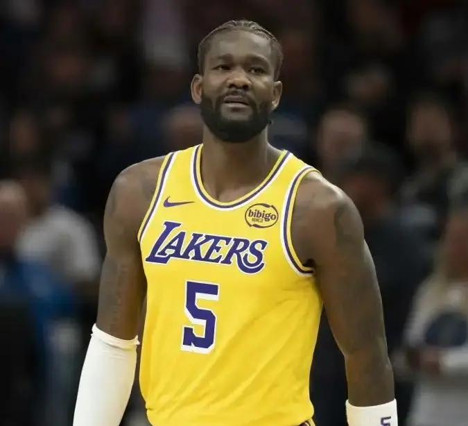 艾顿没有大碍！今天，湖人队将坐镇主场迎战快船队，主力中锋艾顿因膝盖挫伤缺阵。赛前