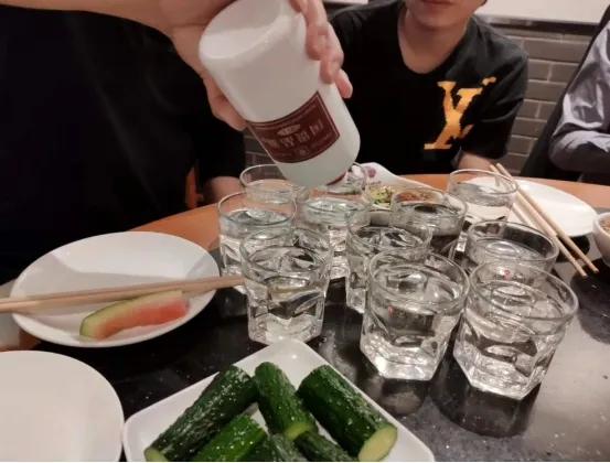 10首关于饮酒的打油诗：

01
昨夜贪杯又喝多
今朝头疼似刀割
发誓戒酒立毒誓