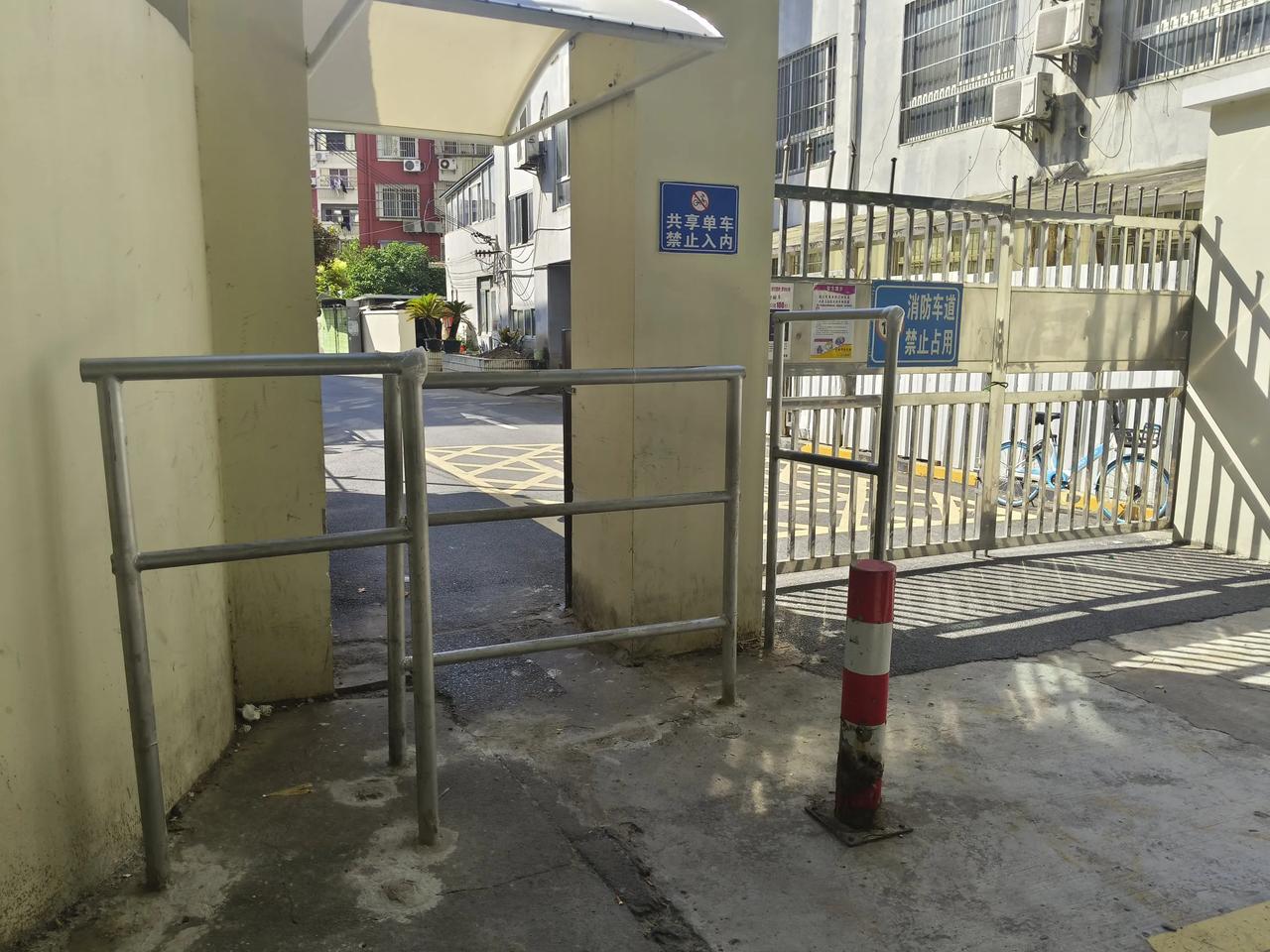 上世纪八九十年代，由于入室盗窃案件多发，小区几乎都装上了这样的门。

如今入室盗