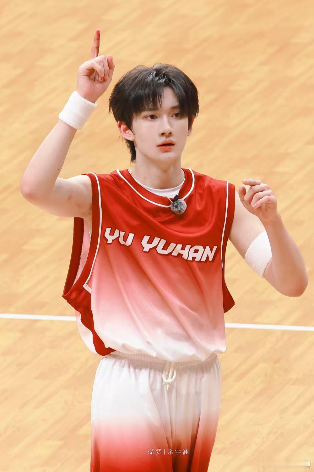  余宇涵 第一次觉得楼上的菜好吃 原来快乐可以这么简单，就是在饿的时候，吃到一顿