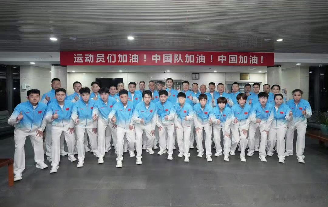 9月16日国乒亚运会出发大合影，没想到林诗栋承担了所有。原来以为王楚钦和孙颖莎会