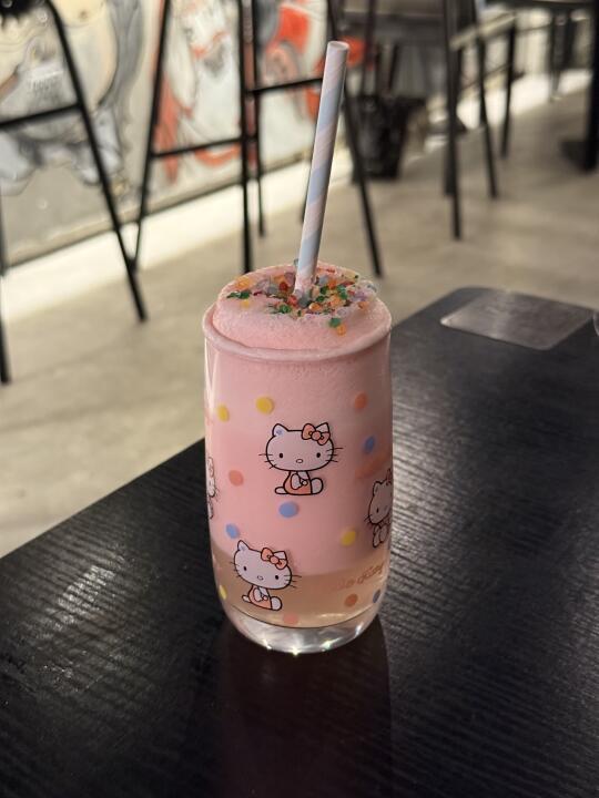 在厦门喝到的hello kitty酸奶酒≽^•༚•🎀≼