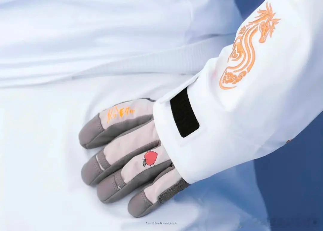 王心迪徐梦桃 金牌夫妻王心迪的手套上有一个🍑桃子，另一只是爱心💍。他赛后赛前