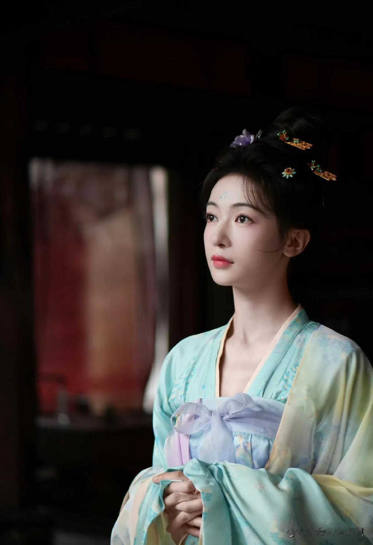 吴谨言这张脸真的看不出一丁点结婚生娃的样子！

她是我心目中内娱现在排名第一的天