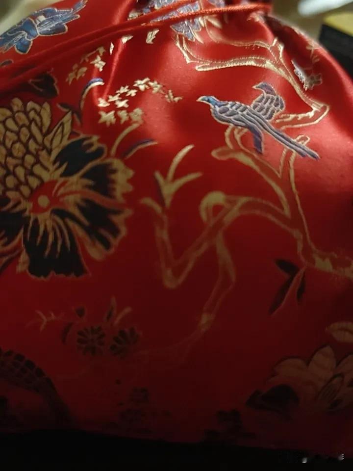 今天和我姨父在争论。这个世界上是有钱的人多，还是没钱的人多。今天表妹结婚,七七八