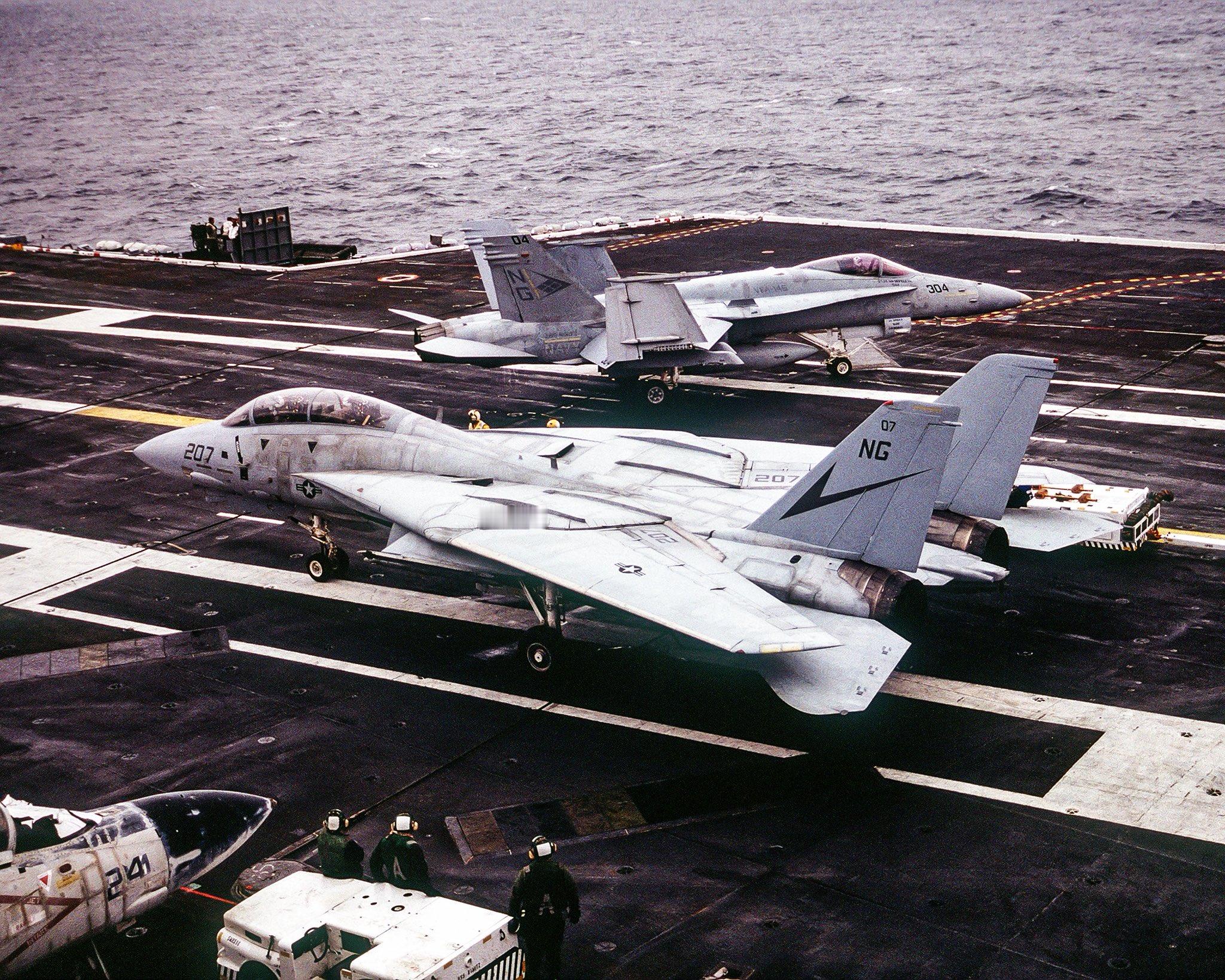 猫宁。1992年，跟随尼米兹号部署的 VF-24中队旗下F-14大猫 ​​​