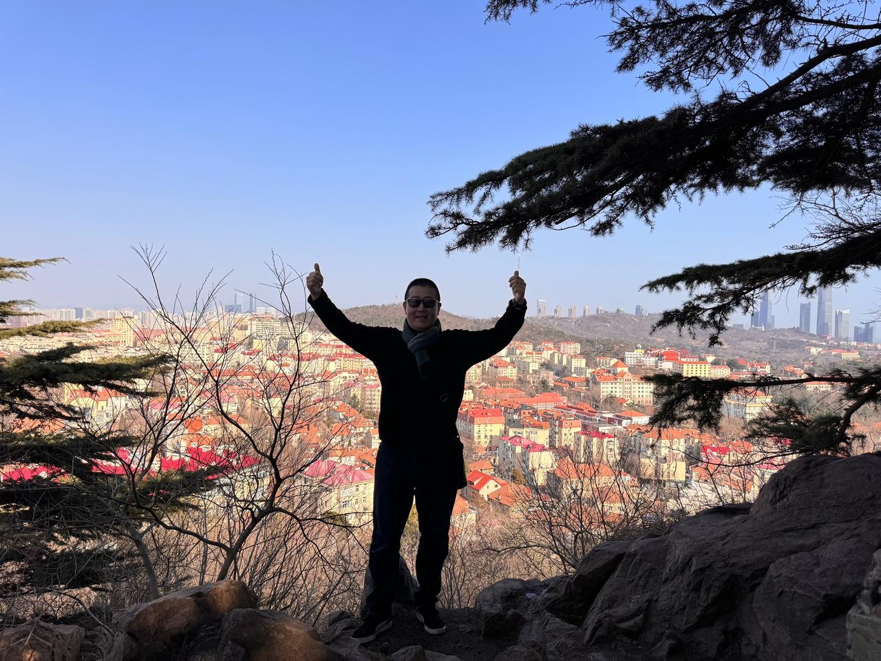 为何说去青岛信号山公园拍照打卡不后悔？有一天我去了信号山公园，我看到很多小姑娘都