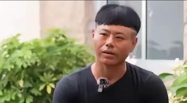 山东威海，一家三口去海边玩，父子俩不慎被海浪卷走，母亲急得大喊：“有人会游泳吗？