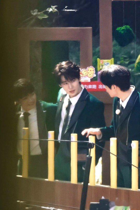 #魏大勋张真源西装同框# 这样的阵容我i了[憧憬] ​​​