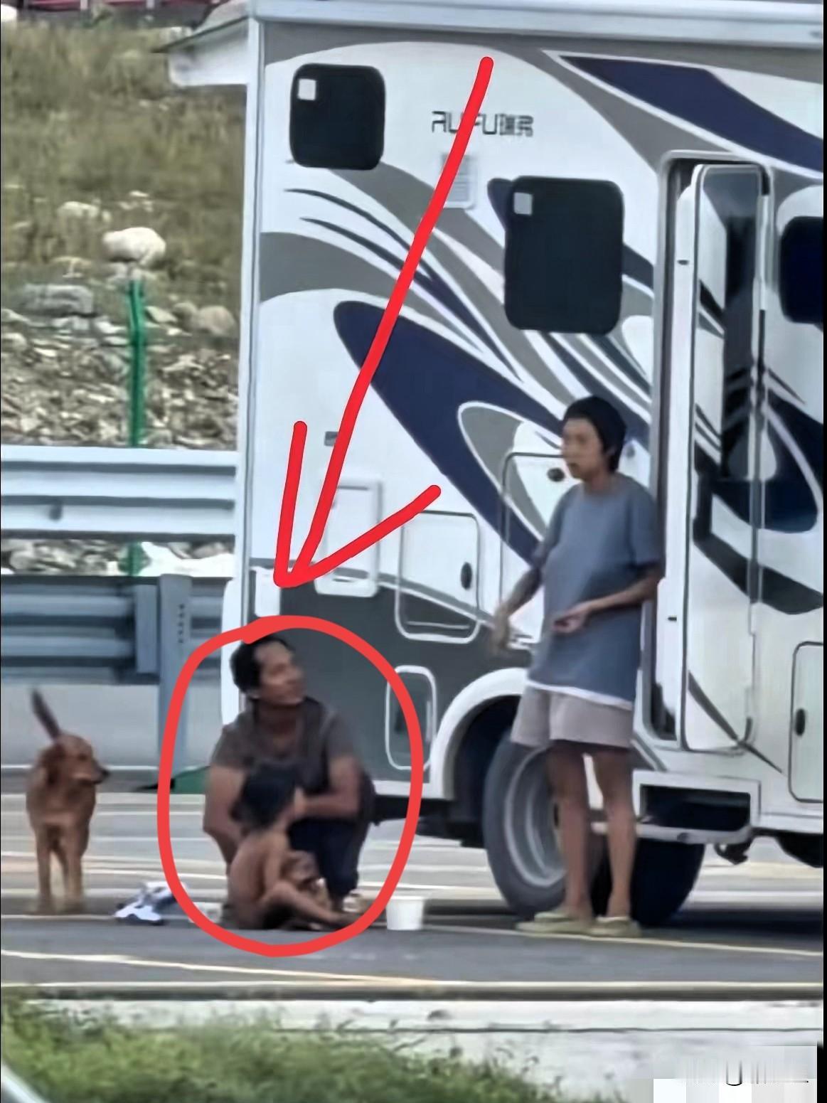 惊掉下巴！
“野人小孩”的父母竟
这般“神操作”！父亲是

狗场老板，母亲有研究