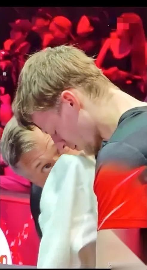 王楚钦今晚的赢法，比横扫还扎心。

不是球风有多凶，是林德拼到快断弦了——

开