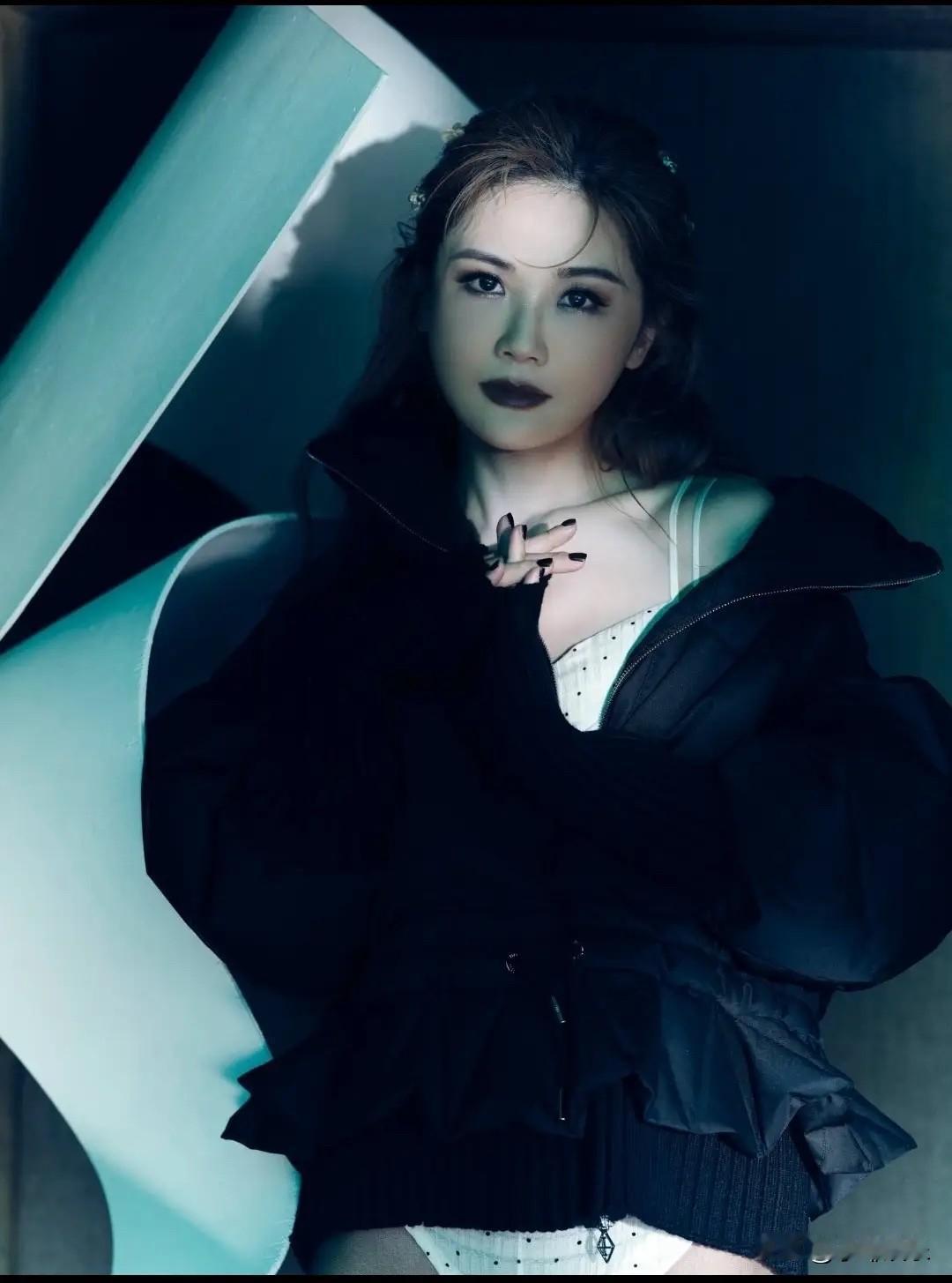 蔡卓妍享有穿衣自由，拍摄泳装照尽显魅力。她原本塑造的是乖乖女形象，此番大尺度造型