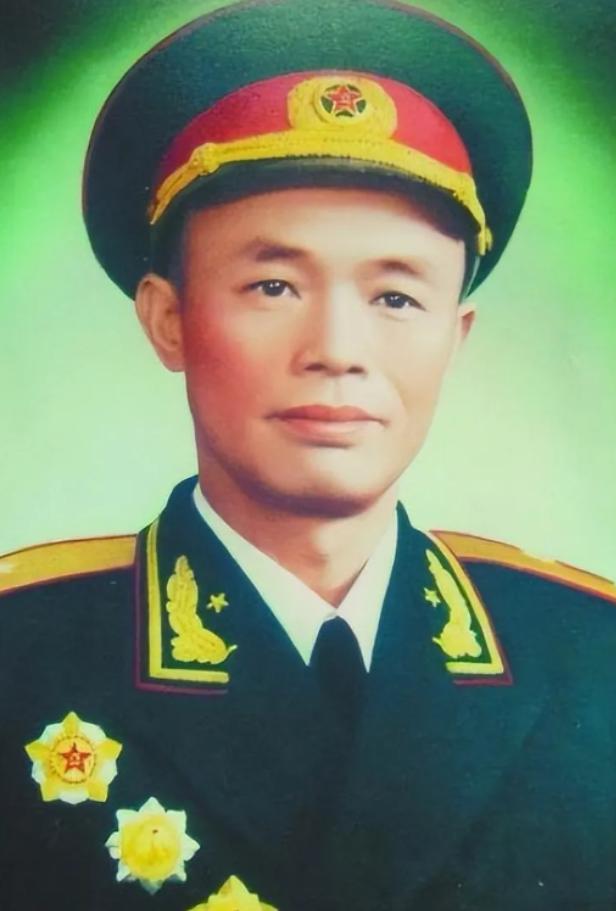 1984年，钟伟病重，黄克诚去看望他，问：“你老家没什么人了吧？”钟伟说：“我儿