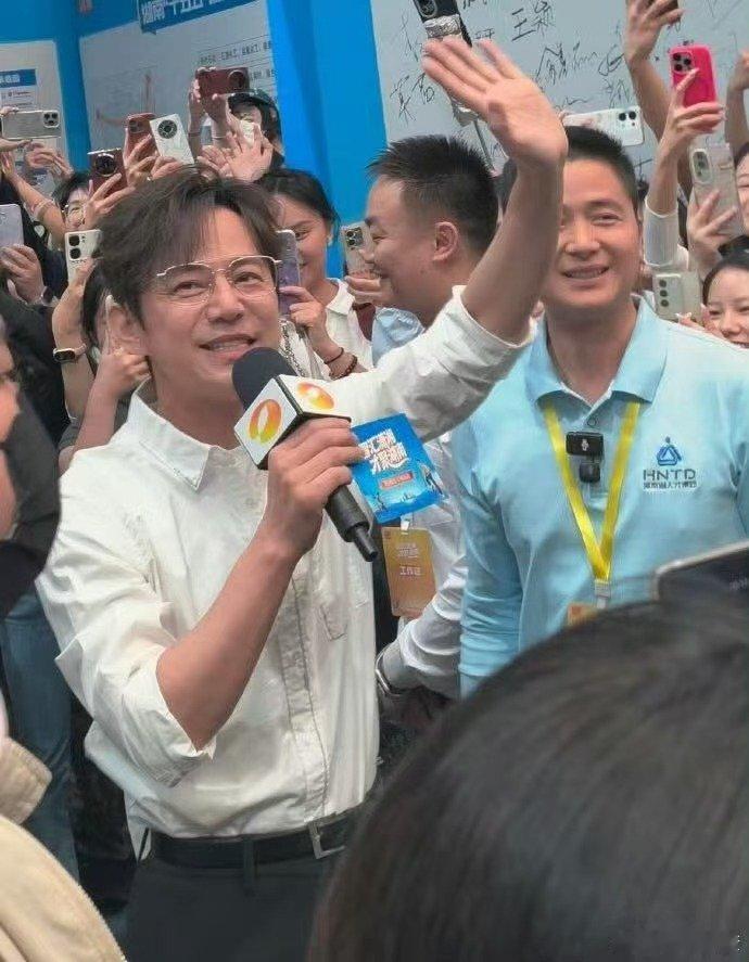 歌手排名何炅回应主持歌手时吃螺蛳何炅回应歌手现场吃螺蛳歌手直播螺蛳梗热度居高不下