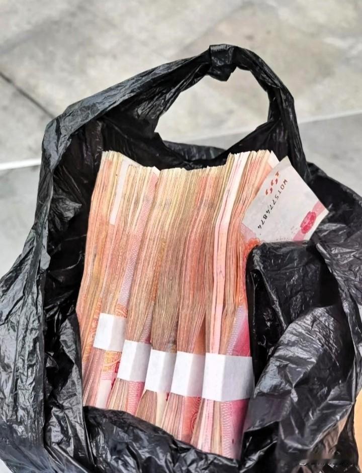  环卫工捡到59万一分没动，归还后失主却说：我丢的是70万，，，

环卫工老杜在