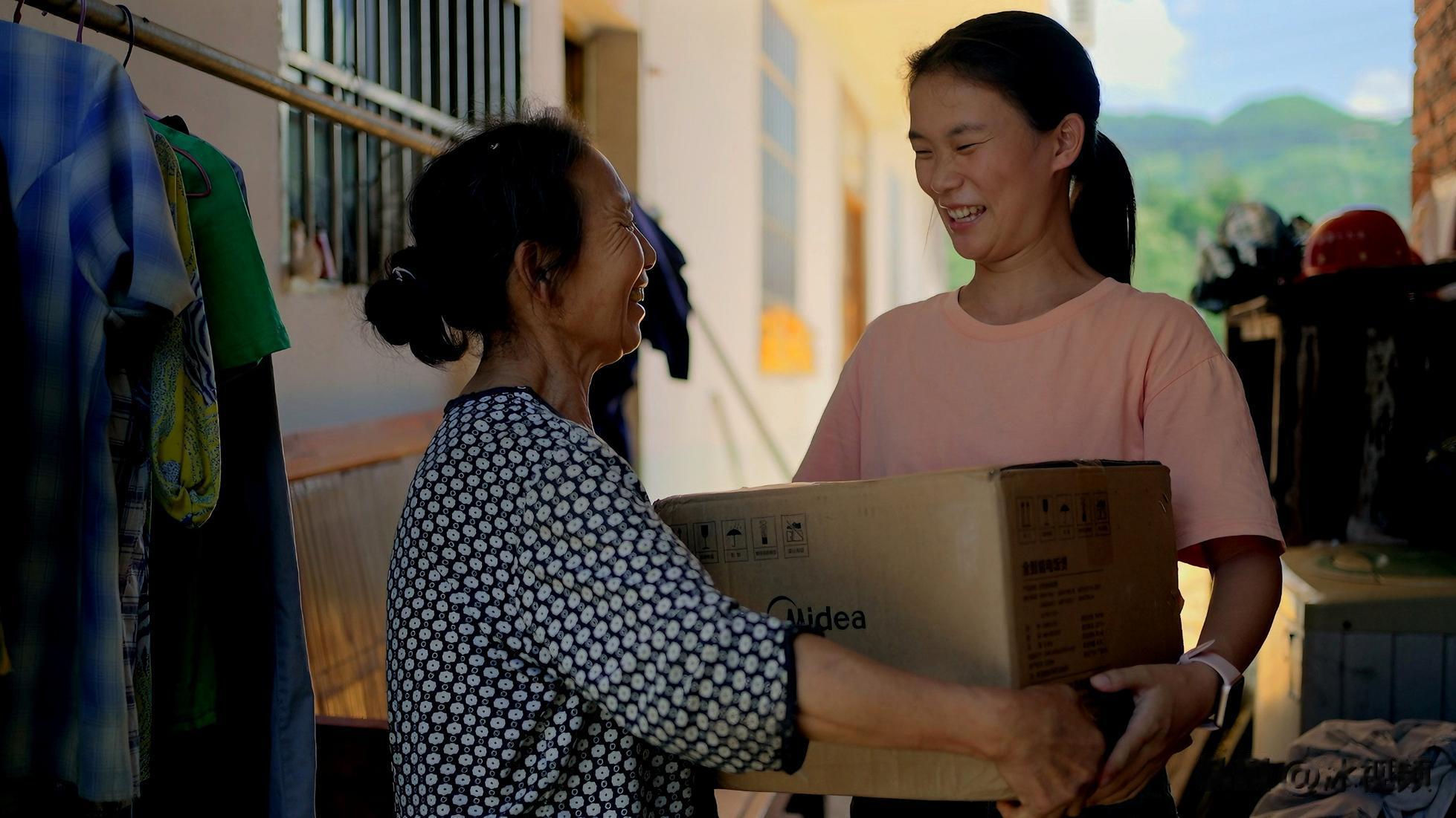 拼多多“千亿扶持”惠及坡坎人家，返乡女孩李春花带山村老人学网购