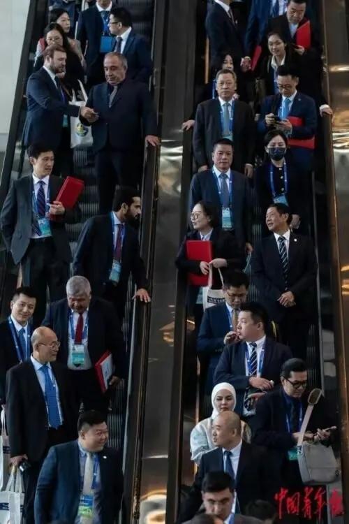 就一句话，我自豪啊，我激动啊，世界上四分之三的国家领导人快乐地齐聚一堂，放眼全球