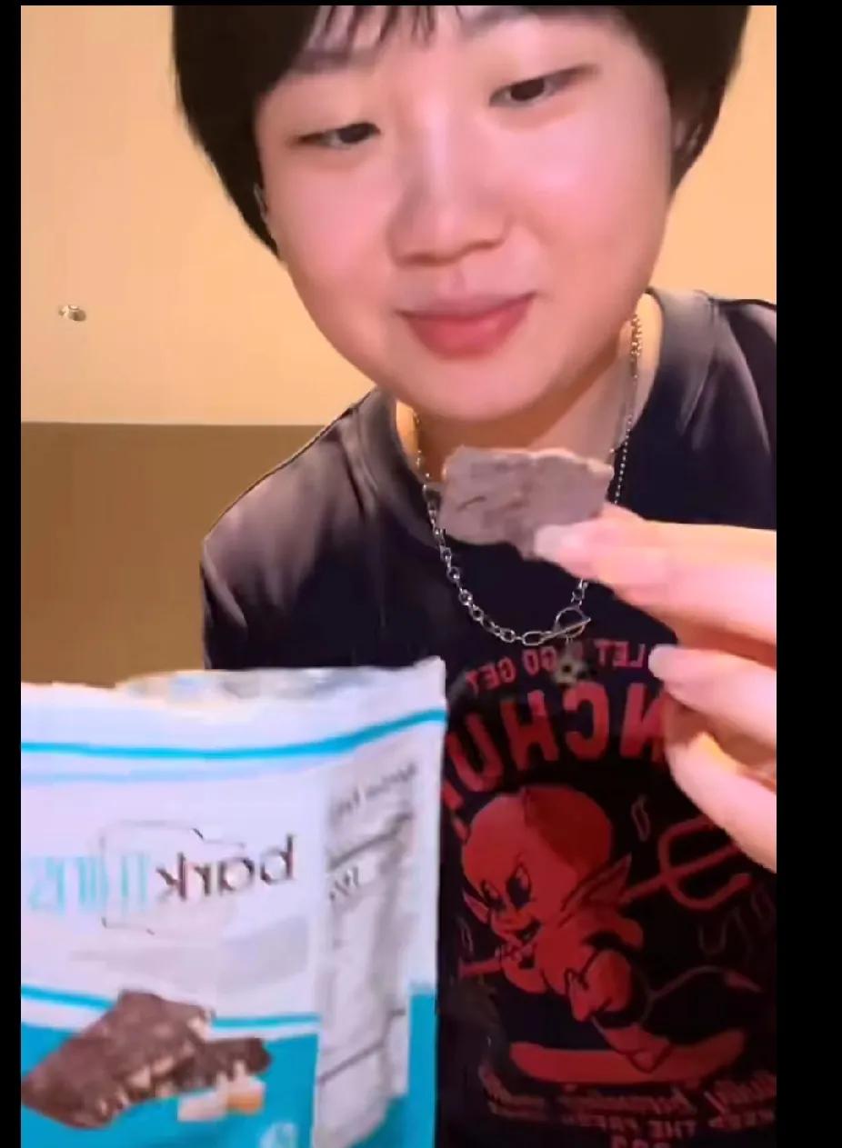 刷到蒯曼、覃予萱和小伙伴们凑在一起分享零食的画面，一个个小吃货吃得超开心，感染力