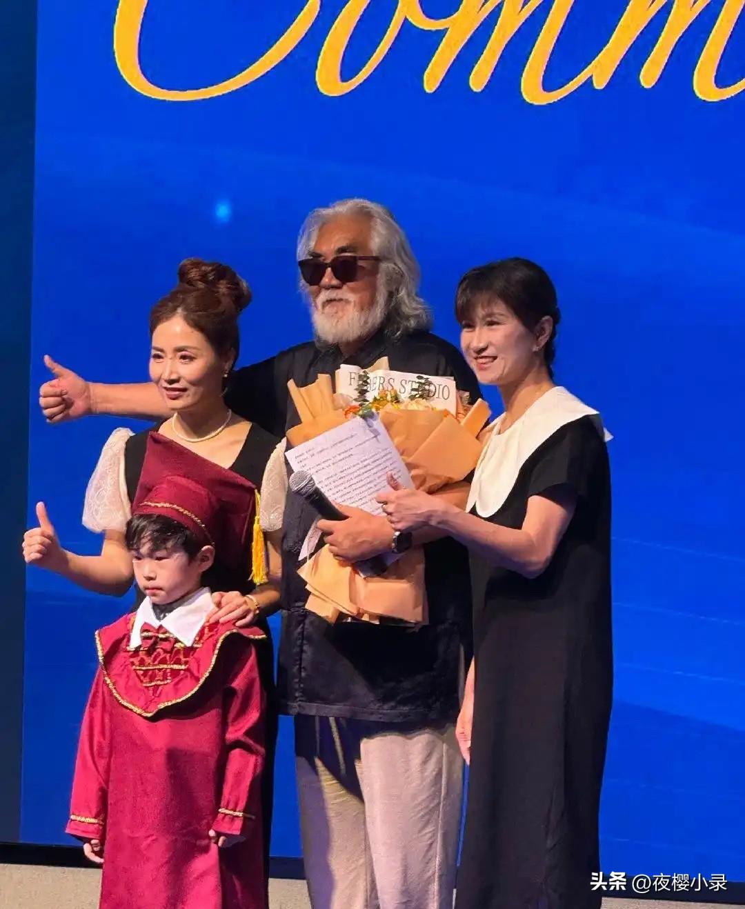 74岁张纪中现身幼儿园，出席儿子毕业典礼，父子同框像爷爷和孙子！[机智][机智]