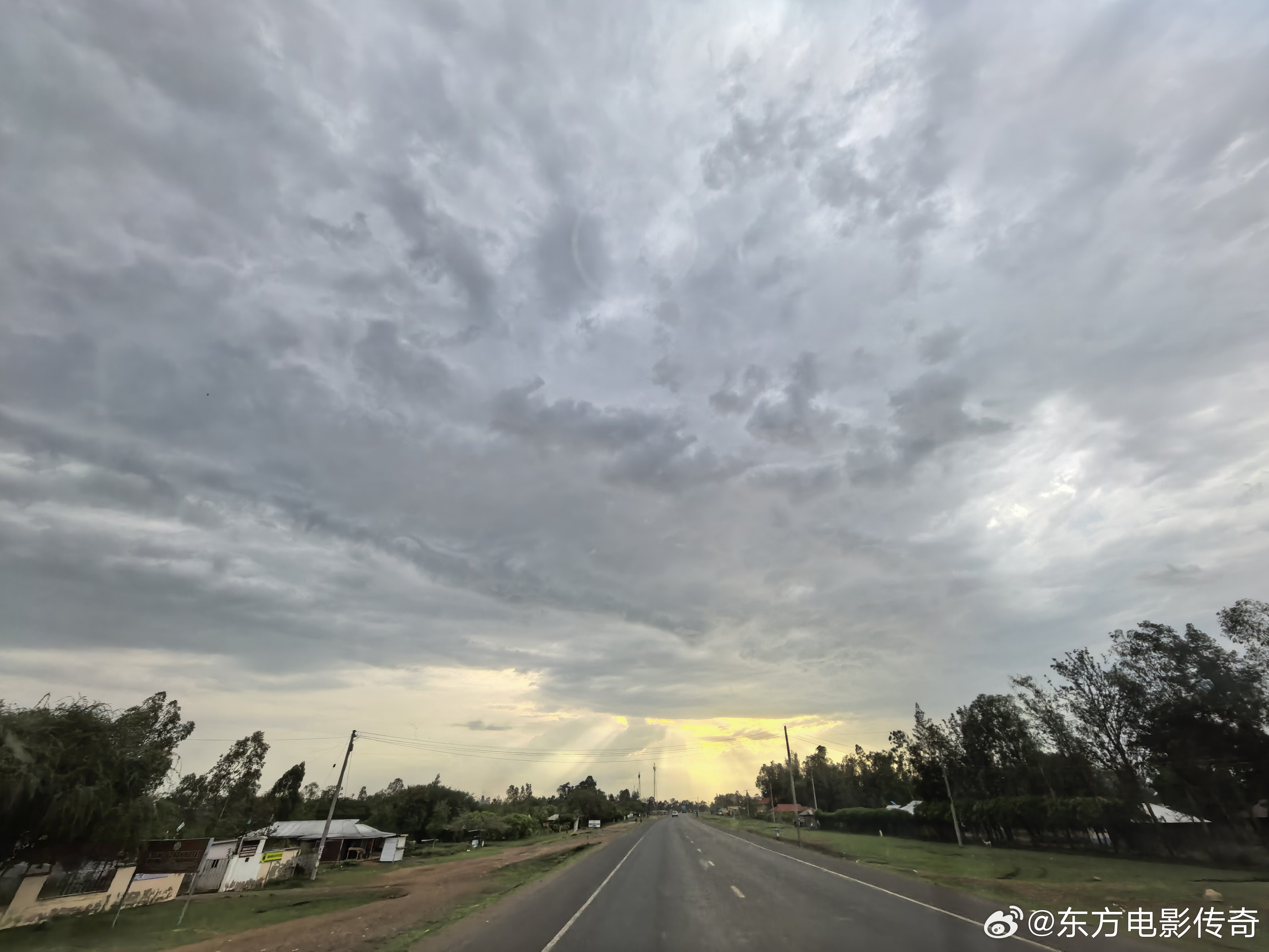 非洲大地上的丁达尔现象。 ​​​