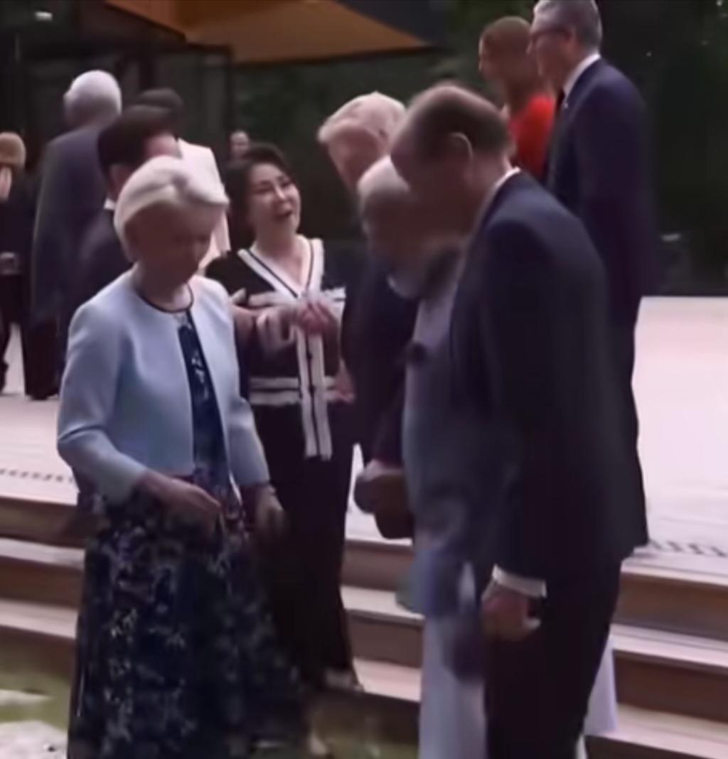 G7全家福合照后，李在明特意走到特朗普面前，向他介绍自己的太太。很明显，李在明拍