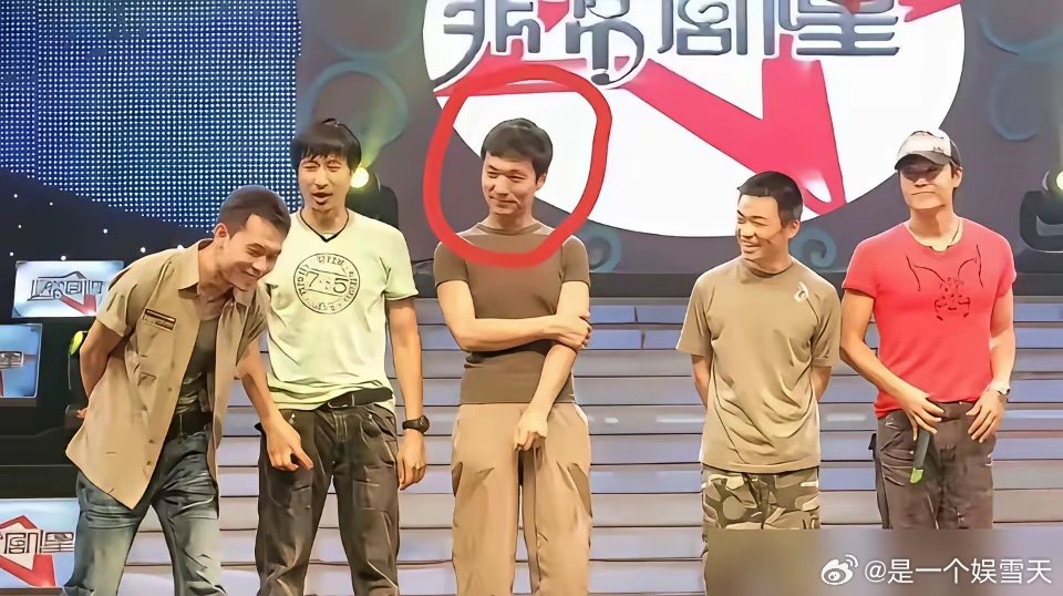 王宝强陈思诚张译都在数钱，邢佳栋还在演配角，连个热搜都没有。《士兵突击》20年了