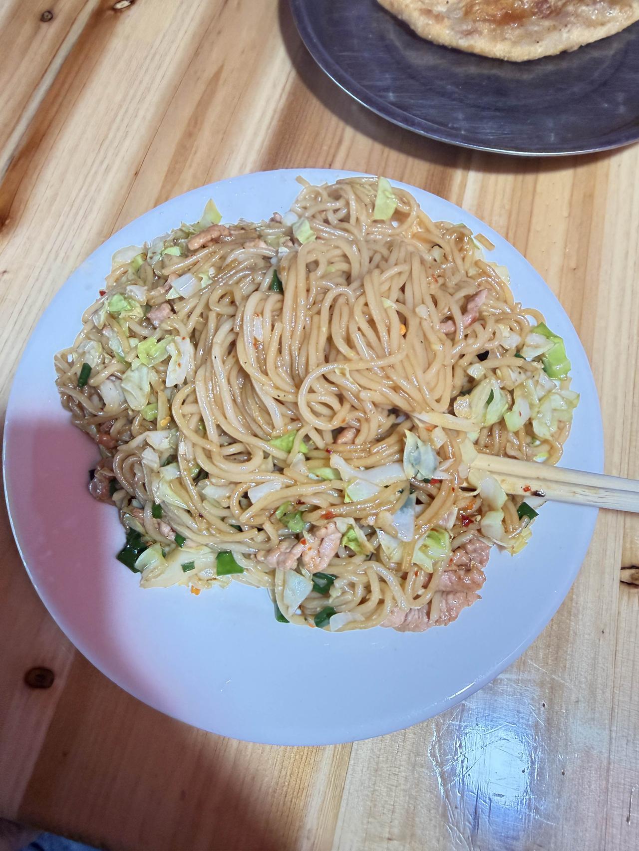 晒一晒最近吃过的美食衢州炒粉干，因为吃辣水平不高，就放了一点，立马就不是衢州炒粉