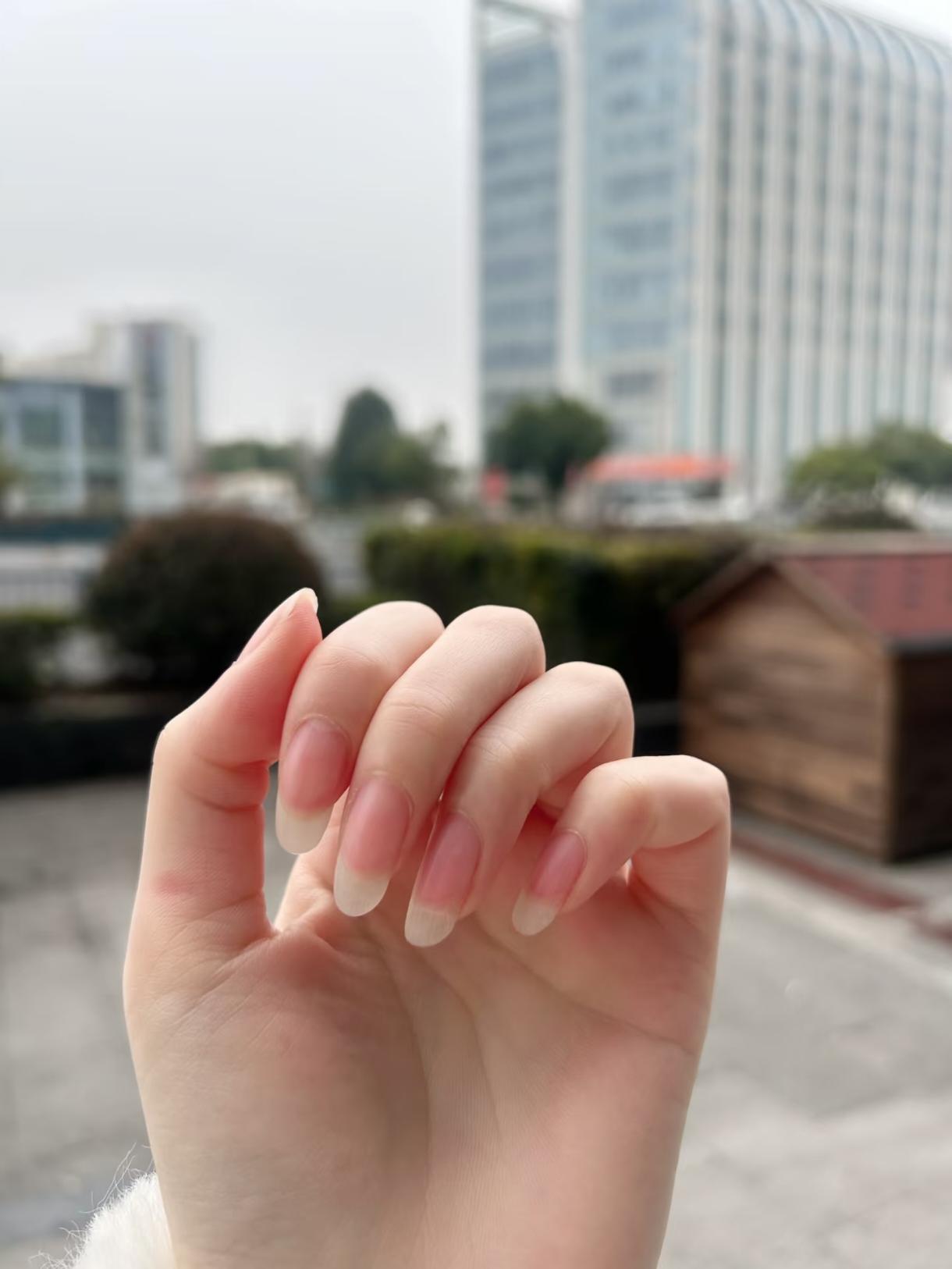 救命，这种裸透法式美甲真的太戳我了！💅
不夸张、不挑人，上班不突兀，约会又温柔