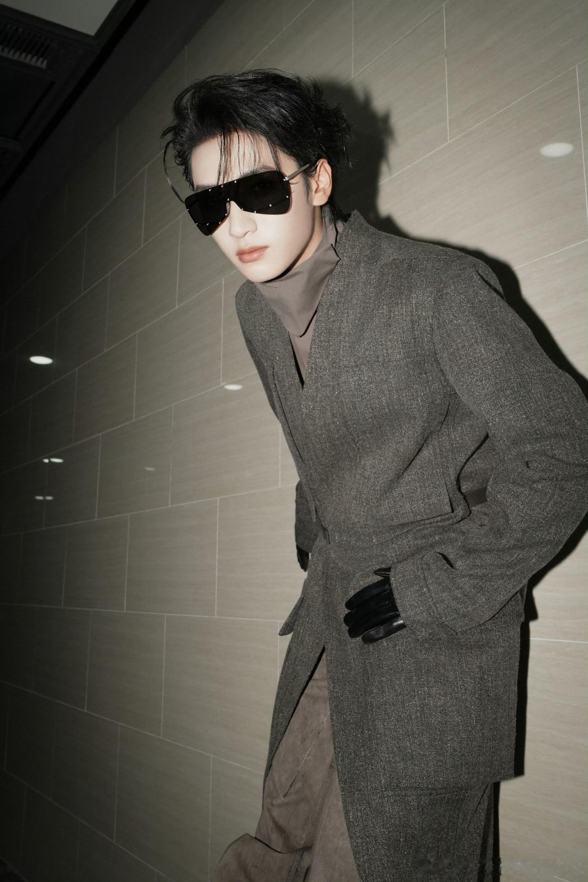在舞台《颜如玉》中，上身Rick Owens FW26秀款西装套装。当时鞋履与配