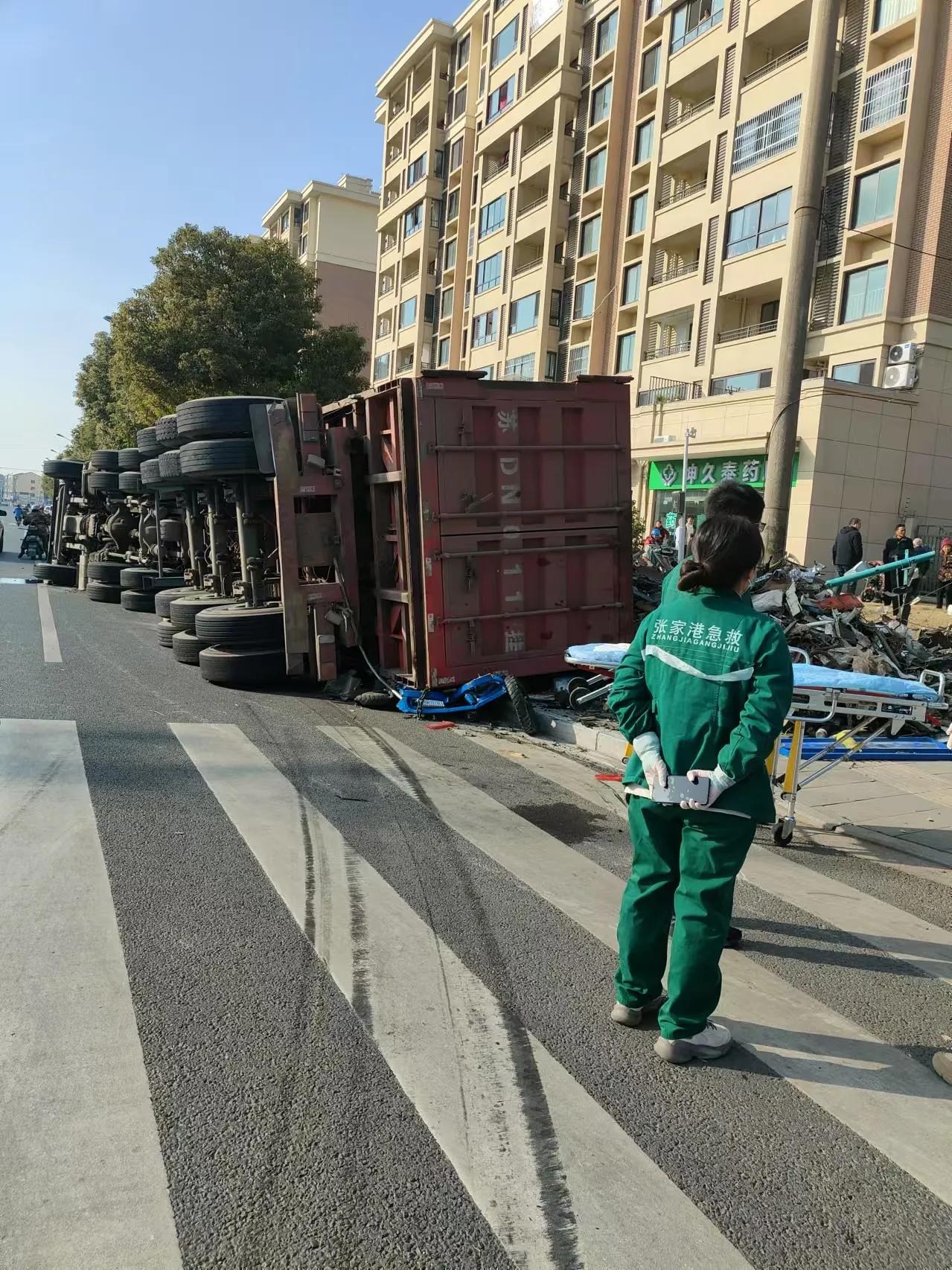 目前，苏州张家港东莱在发生一起严重车祸，事故原因正在进一步调查中。