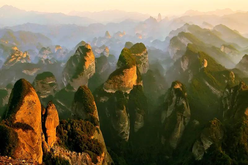 天资优势只是机遇条件根本在自身！现在很多地方都有得天独厚的优势，可就像一盘散沙，