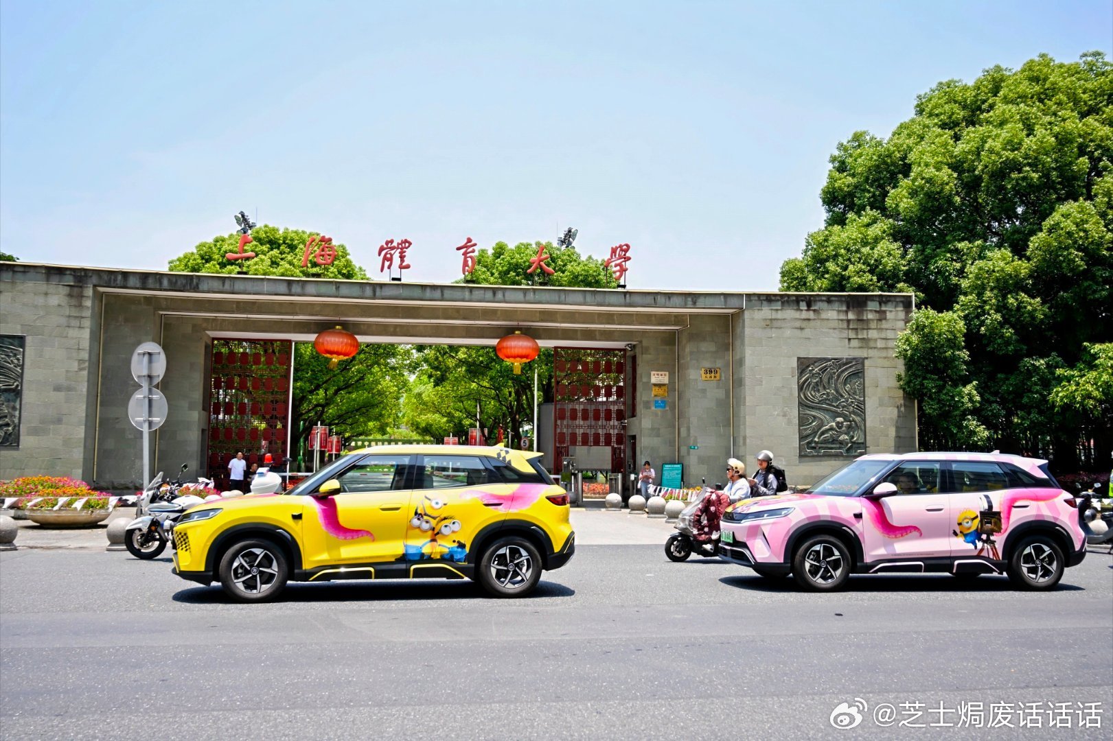 上海街头小黄人车队元气出动 谁能拒绝小黄人开比亚迪？萌萌的造型跑在上海街头，简直