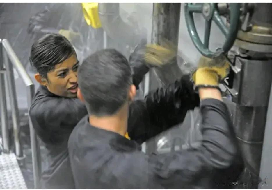 特朗普将对15000名跨性别士兵踢出军队。美国国防部长也持相同观点。他曾公开指责