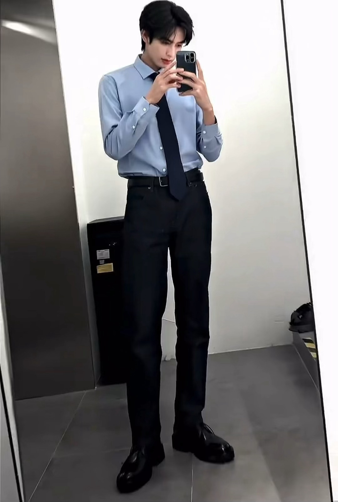 我靠衬衫领带黑皮鞋，谁的daddy宋威龙衬衫领带daddy级别