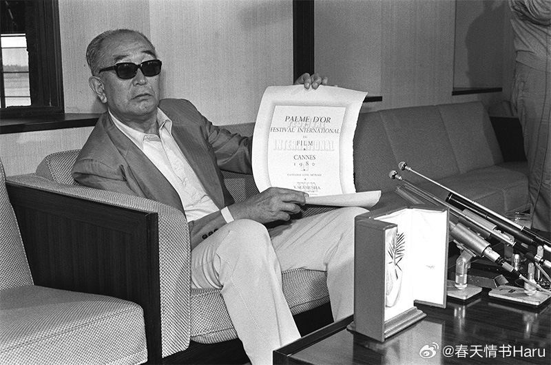 黑泽明1980年凭借《影武者》获得戛纳电影节金棕榈的照片 ​​​