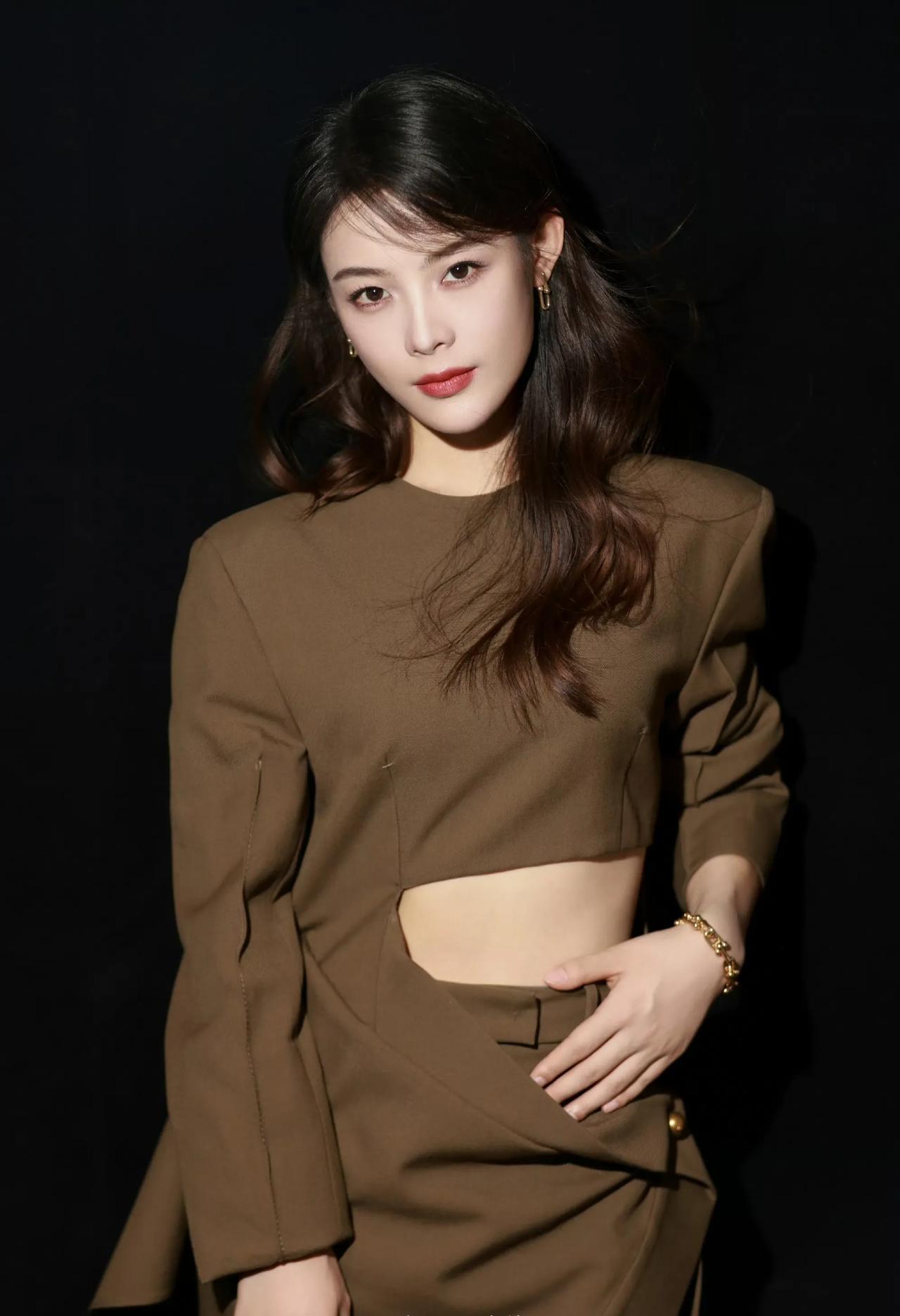 她出生于江南水乡的浙江，有着江南姑娘灵动柔美。温婉知性的气质！五官精致，皮肤白皙