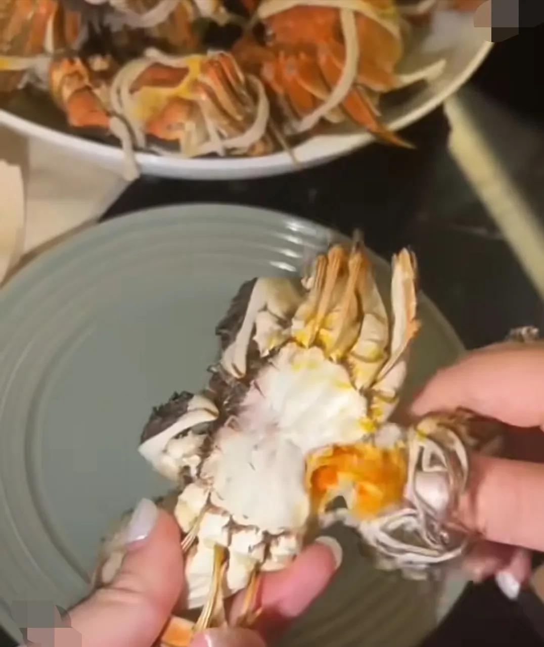 亲戚寄来了一箱大闸蟹，一共8只都是活的，都是母的。今年第一次吃活蟹，不是舍不得买
