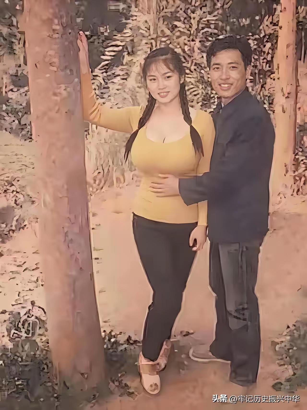 男女谈恋爱，
携手来户外。
相互坦诚真，
幸福春常在。