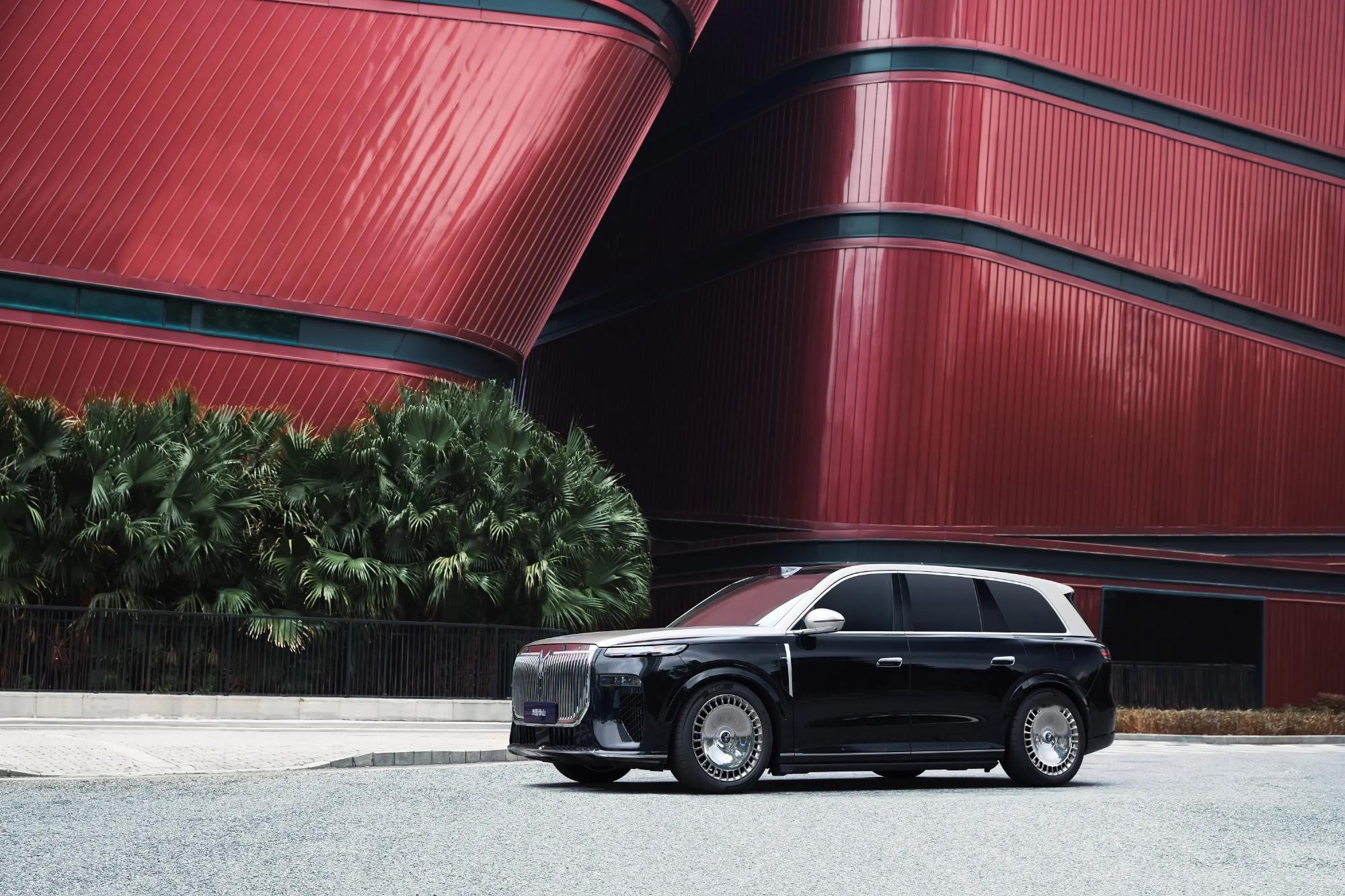 试了岚图泰山一段时间，整体感受很舒服外观和内饰都透着中式韵味，木饰纹理很细腻，不